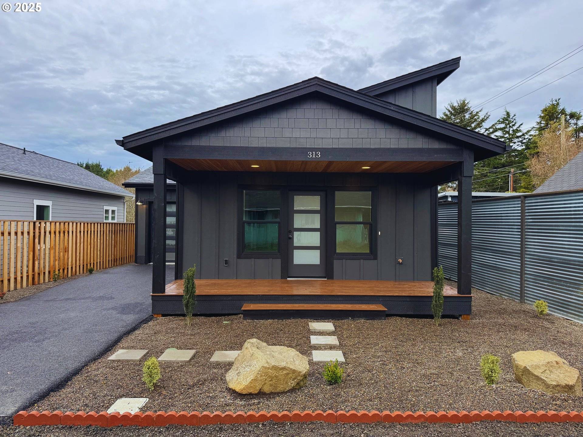 Lincoln City, OR 97367,313 SE OAR AVE