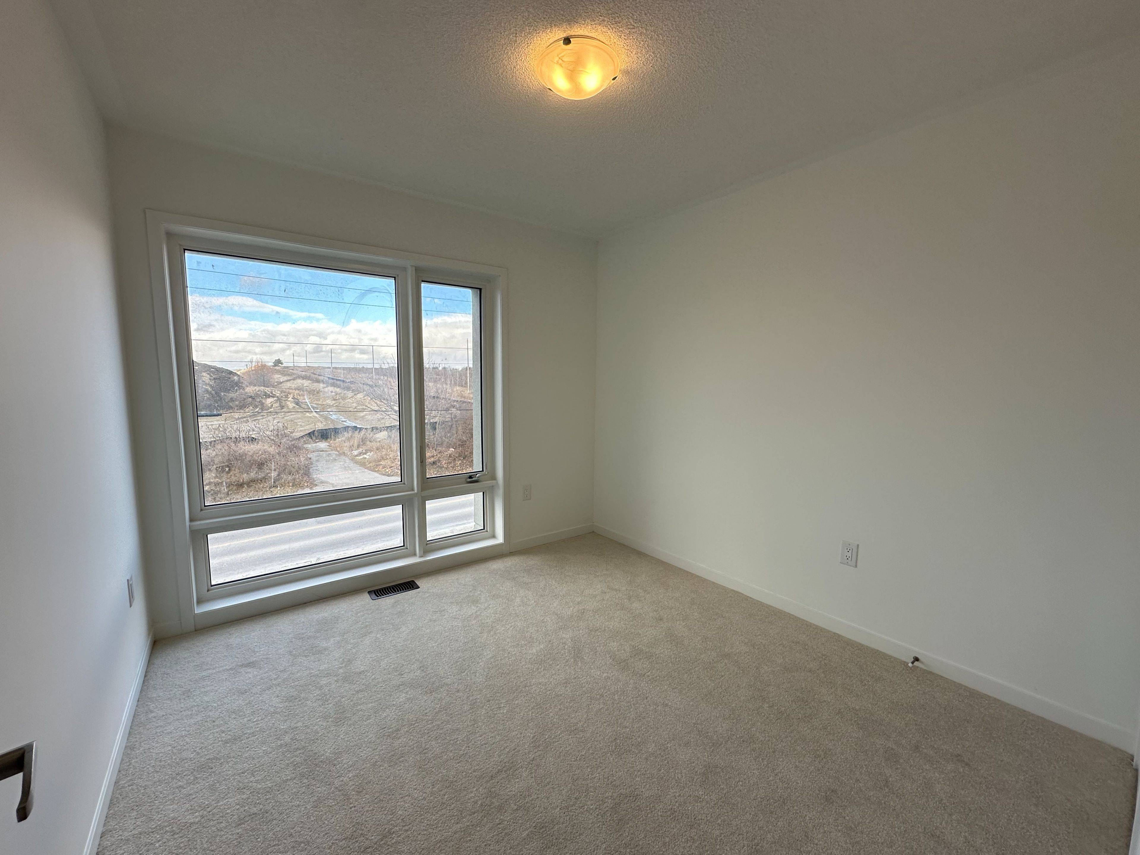 Oshawa, ON L1K 3G4,761 Conlin RD E #Room-C