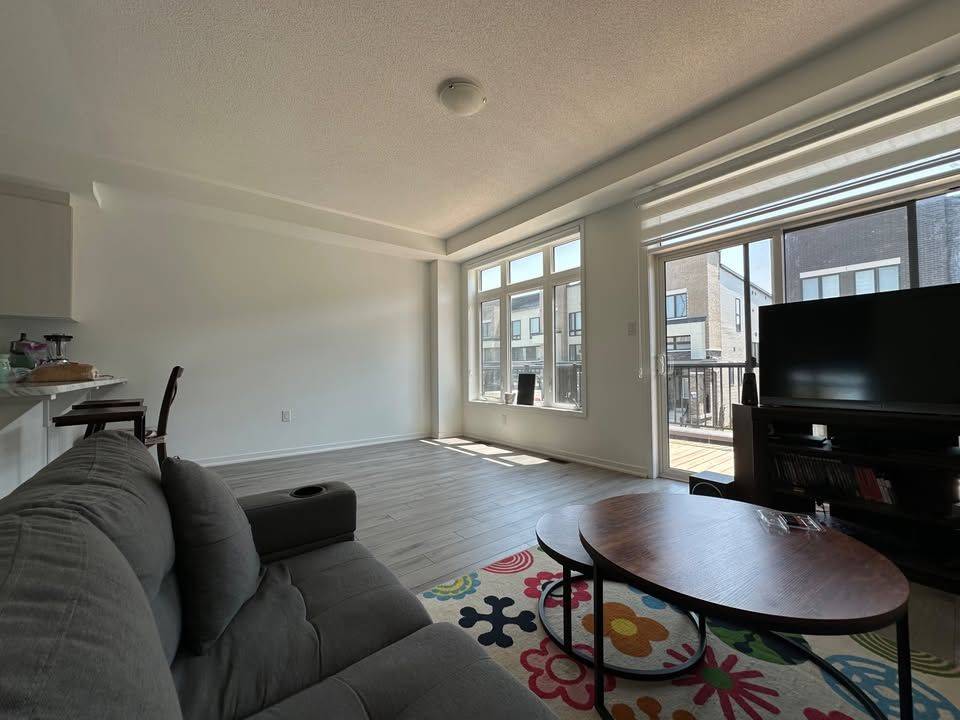 Oshawa, ON L1K 3G4,761 Conlin RD E #Room-C