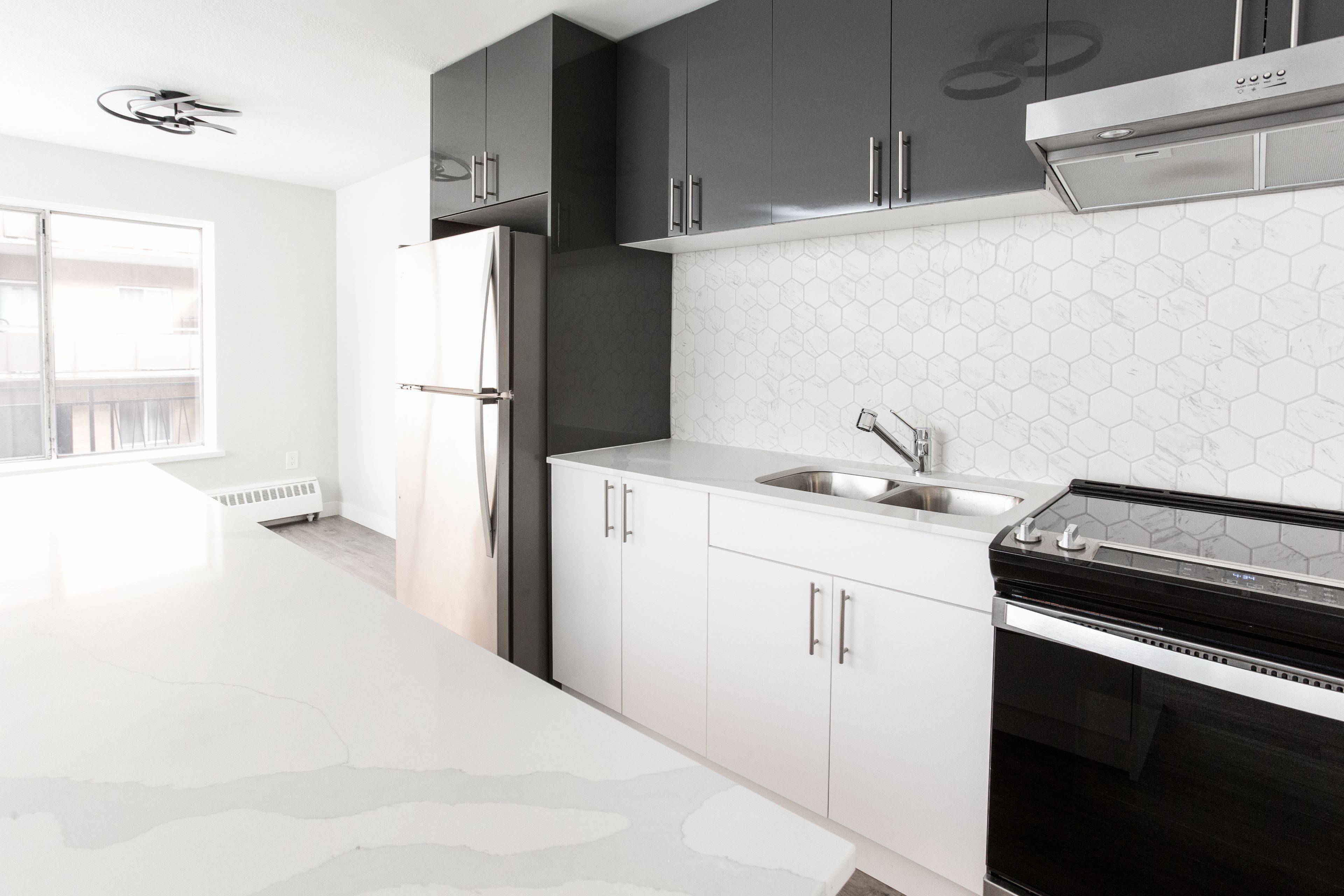 Mississauga, ON L5H 1H4,371 Lakeshore RD W #302