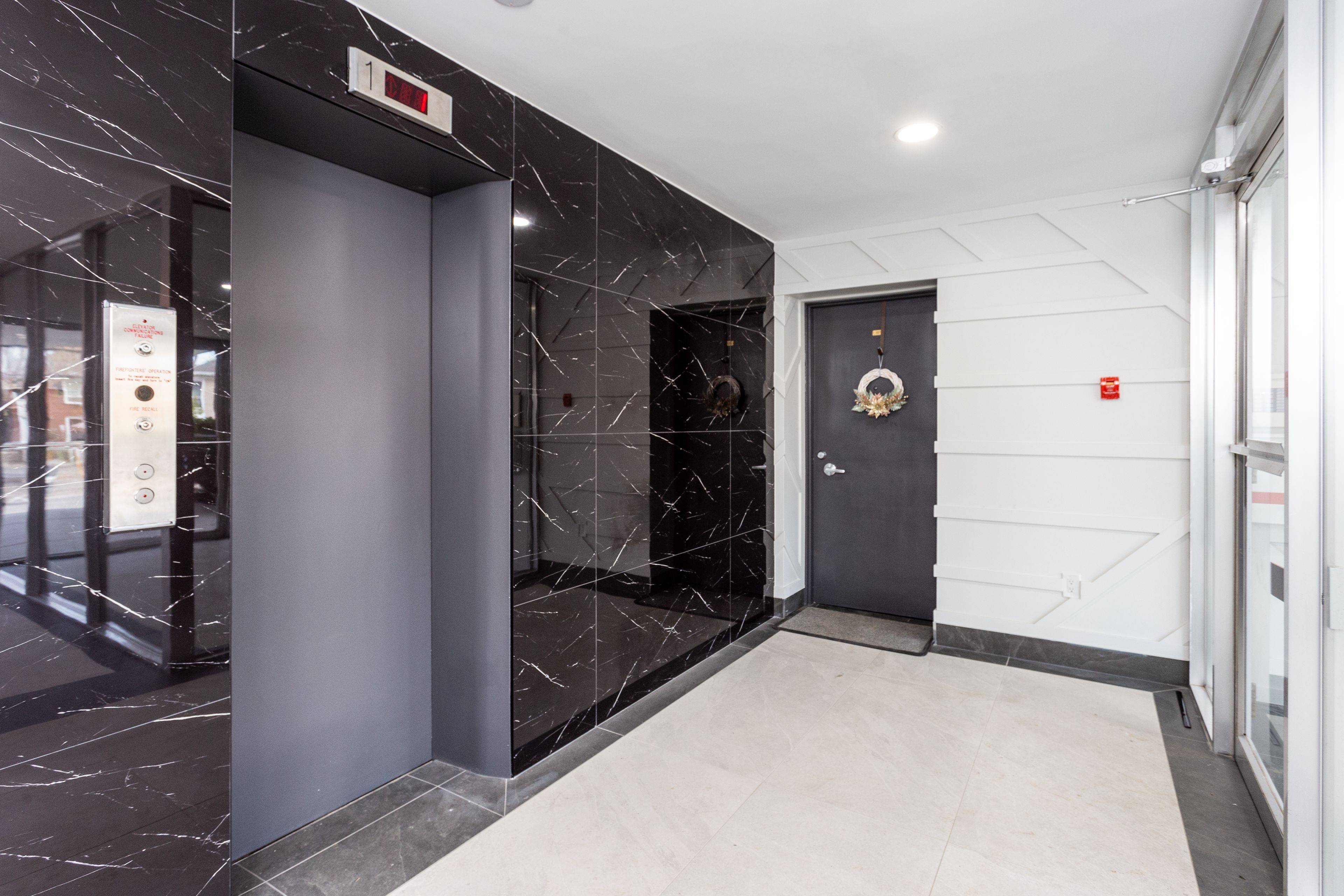 Mississauga, ON L5H 1H4,371 Lakeshore RD W #105