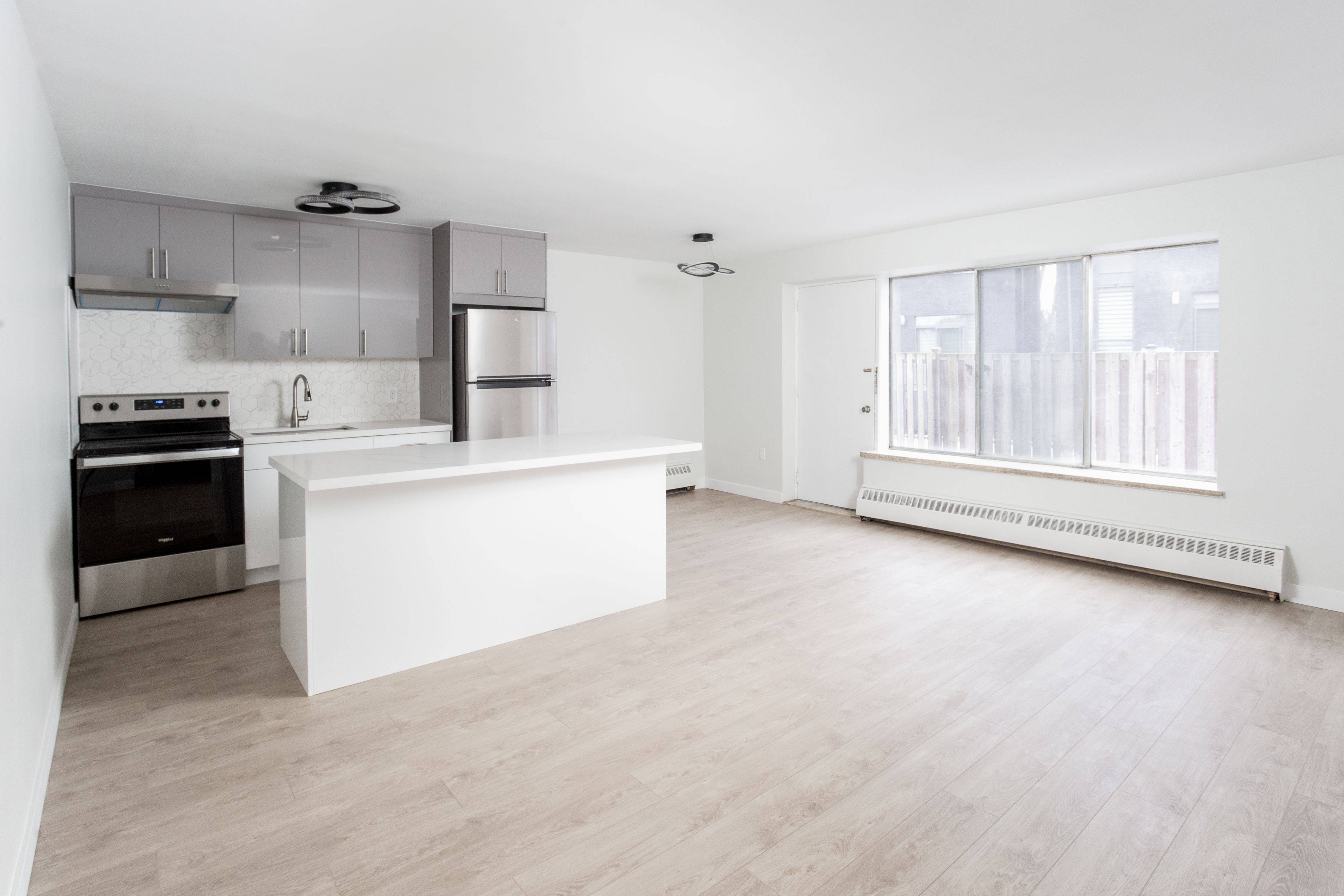 Mississauga, ON L5H 1H4,371 Lakeshore RD W #105