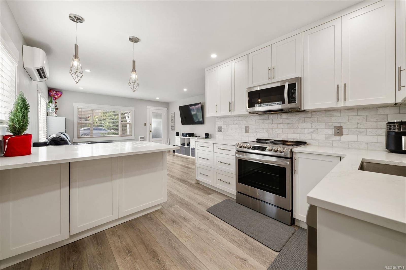 Saanich, BC V9A 1K5,450 Obed Ave