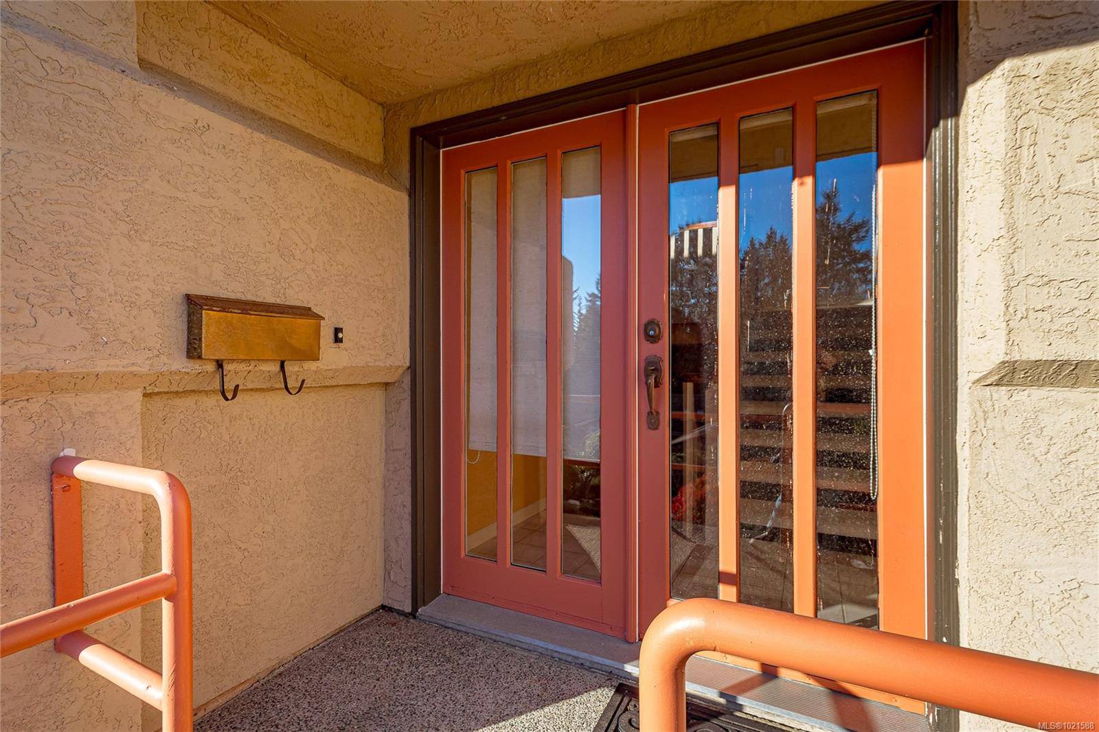 Saanich, BC V8Y 2X4,991 Seapearl Pl