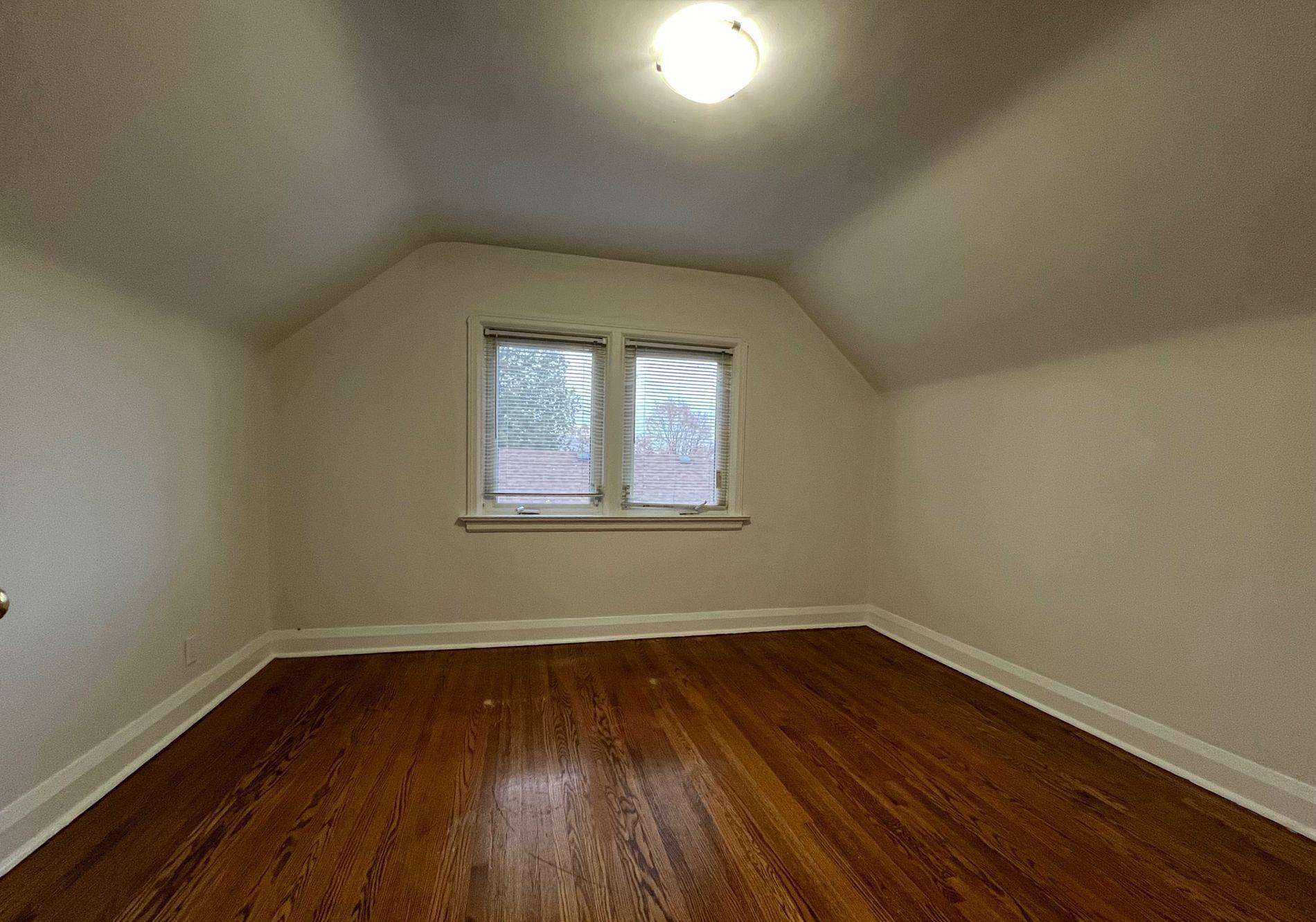 Toronto E06, ON M1N 3T3,80 Vanbrugh AVE