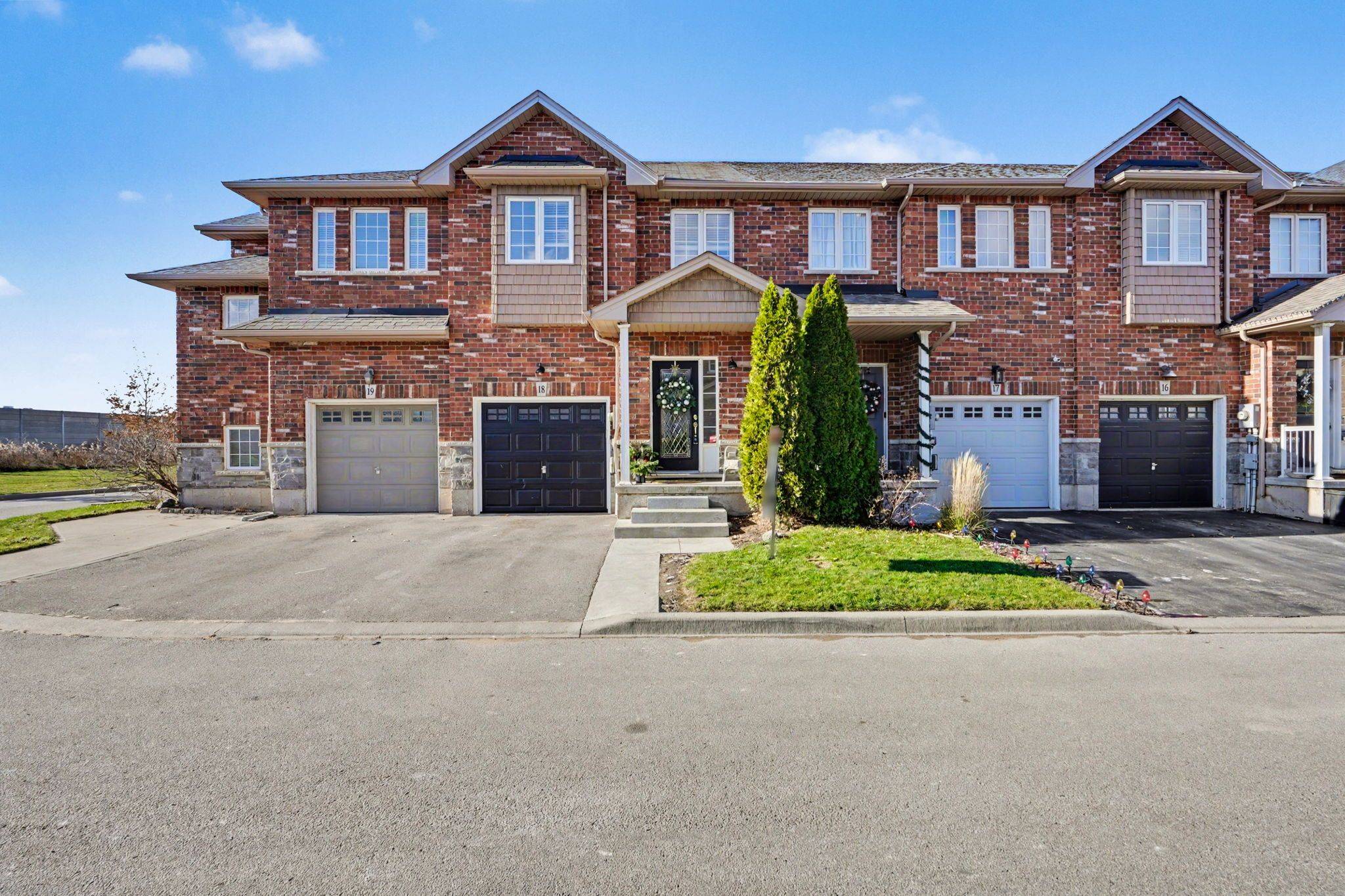 Hamilton, ON L8E 0G1,45 SEABREEZE CRES #18