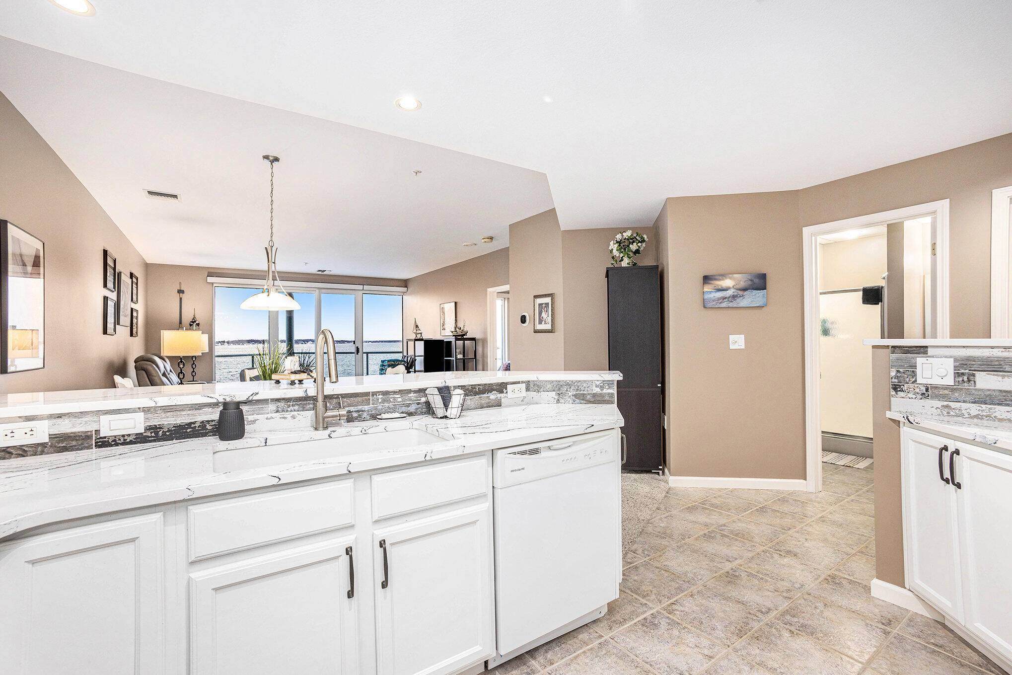 Muskegon, MI 49441,2964 Lakeshore DR #E403