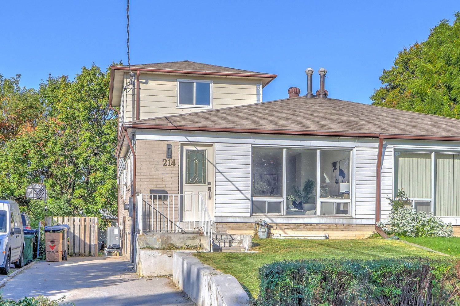 Toronto E04, ON M1K 3H8,214 Linden AVE