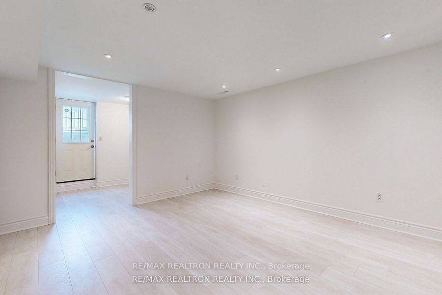 Newmarket, ON L3Y 1Y7,75 Millard AVE #Basement