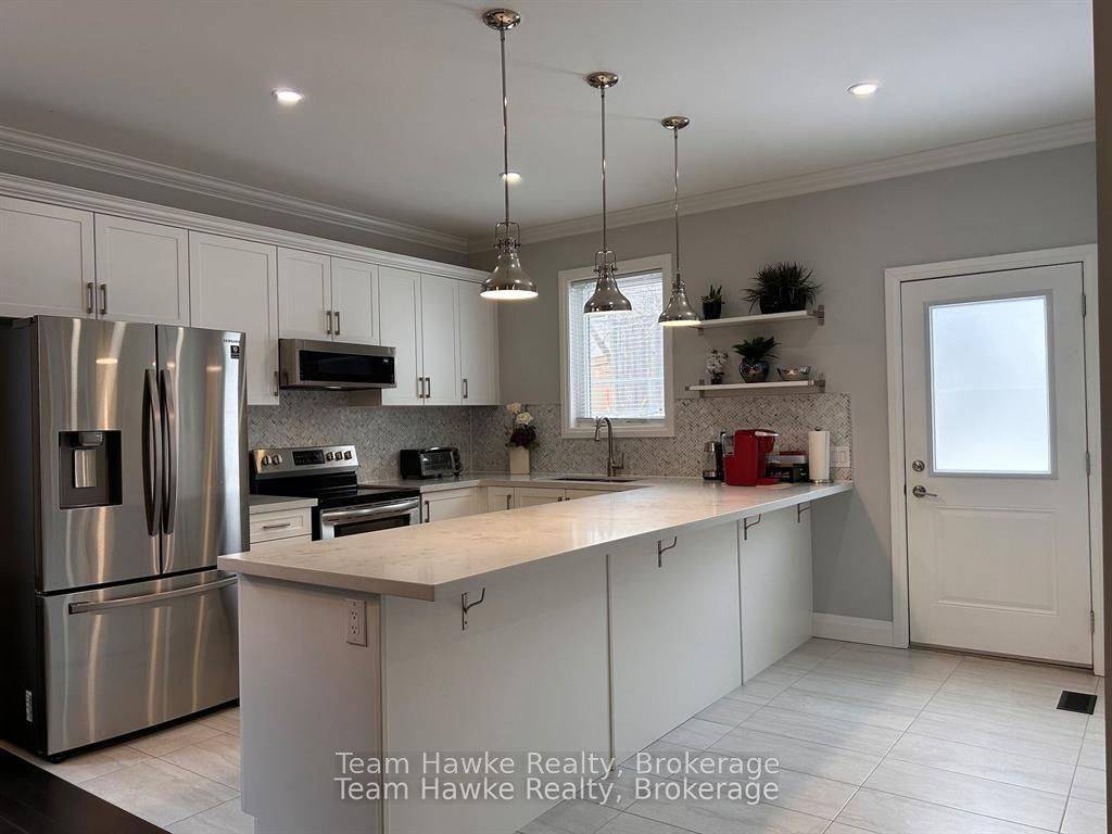 Barrie, ON L4N 6X8,152 Bishop DR