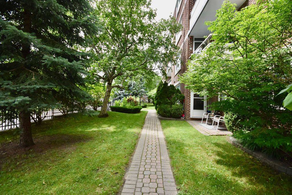 Barrie, ON L4M 2N5,2 Grove ST E #21