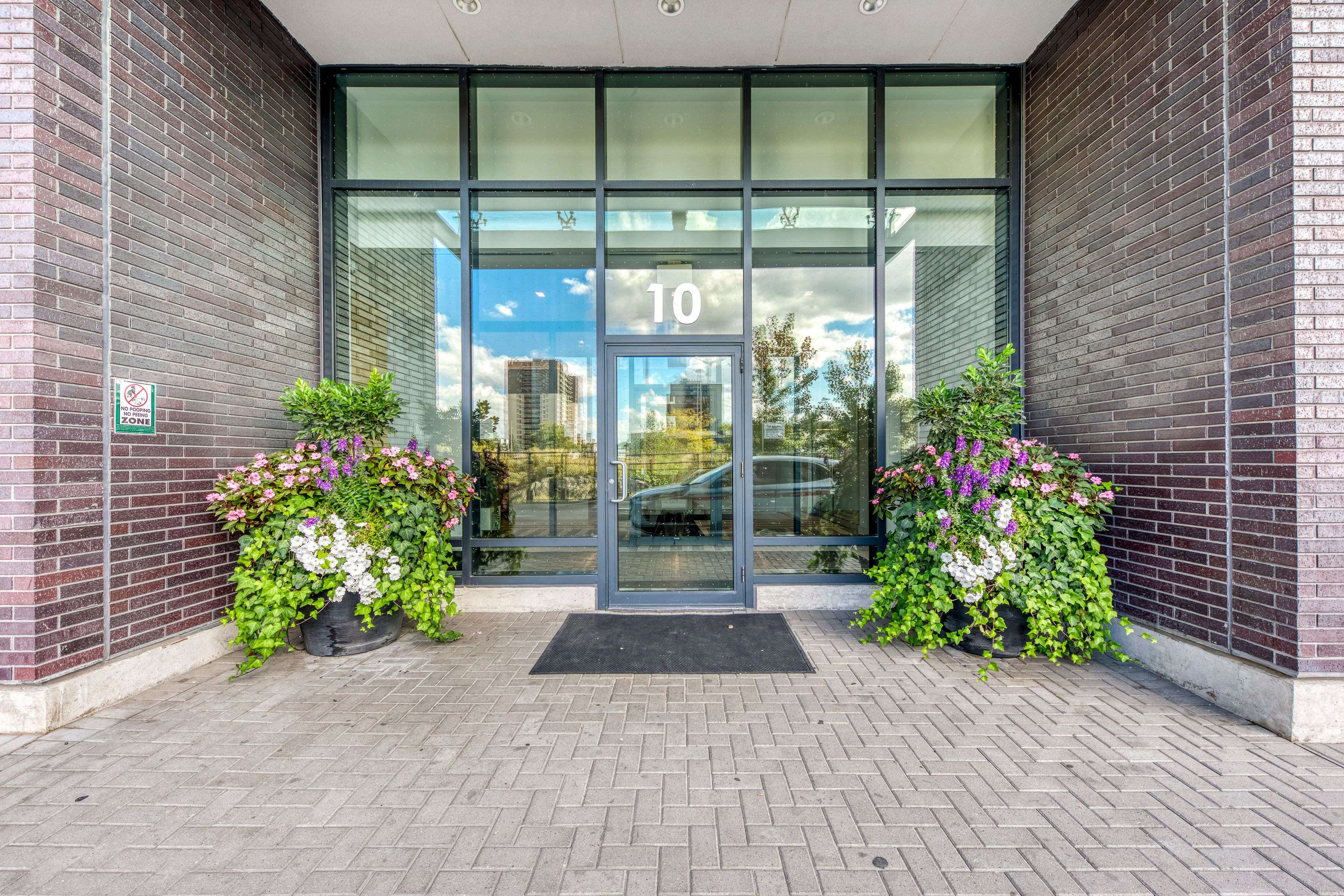 Toronto W08, ON M9B 6L6,10 Gibbs RD #501