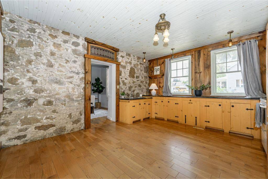 Puslinch, ON N0B 2J0,52 Brock RD S