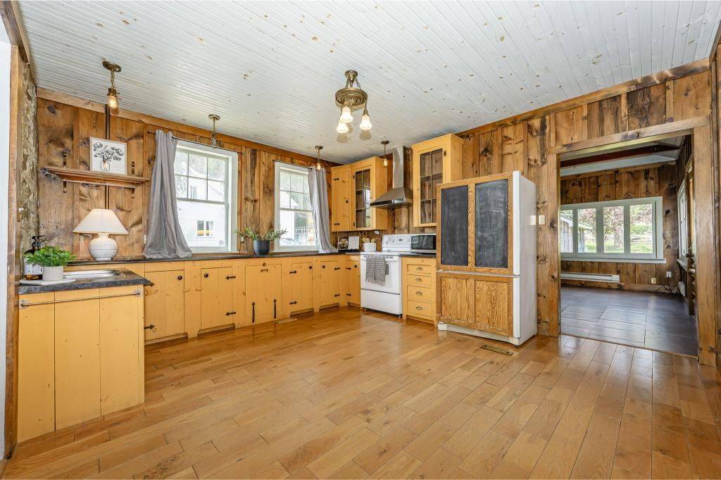 Puslinch, ON N0B 2J0,52 Brock RD S