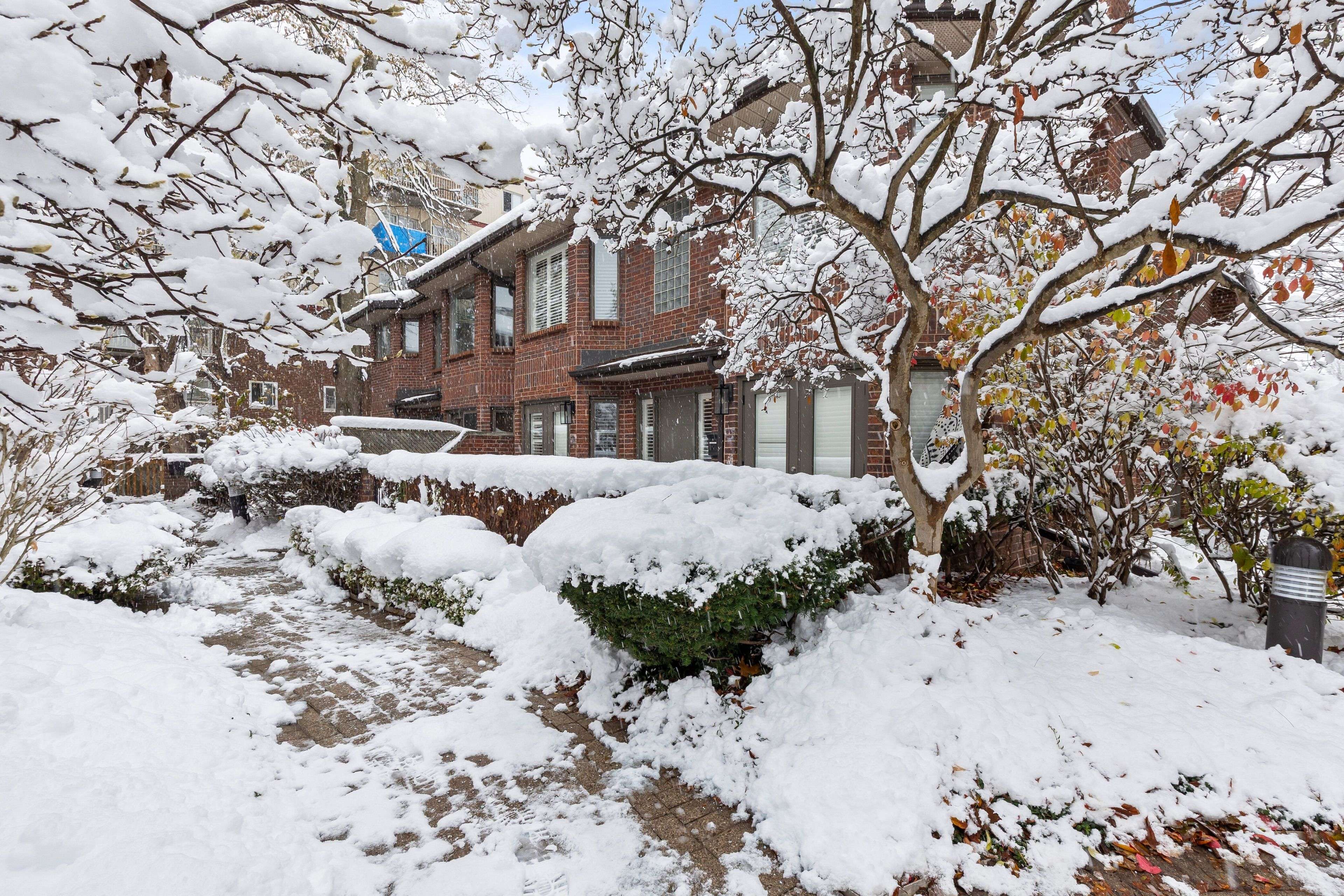 London East, ON N6A 1M1,152 Albert ST #9