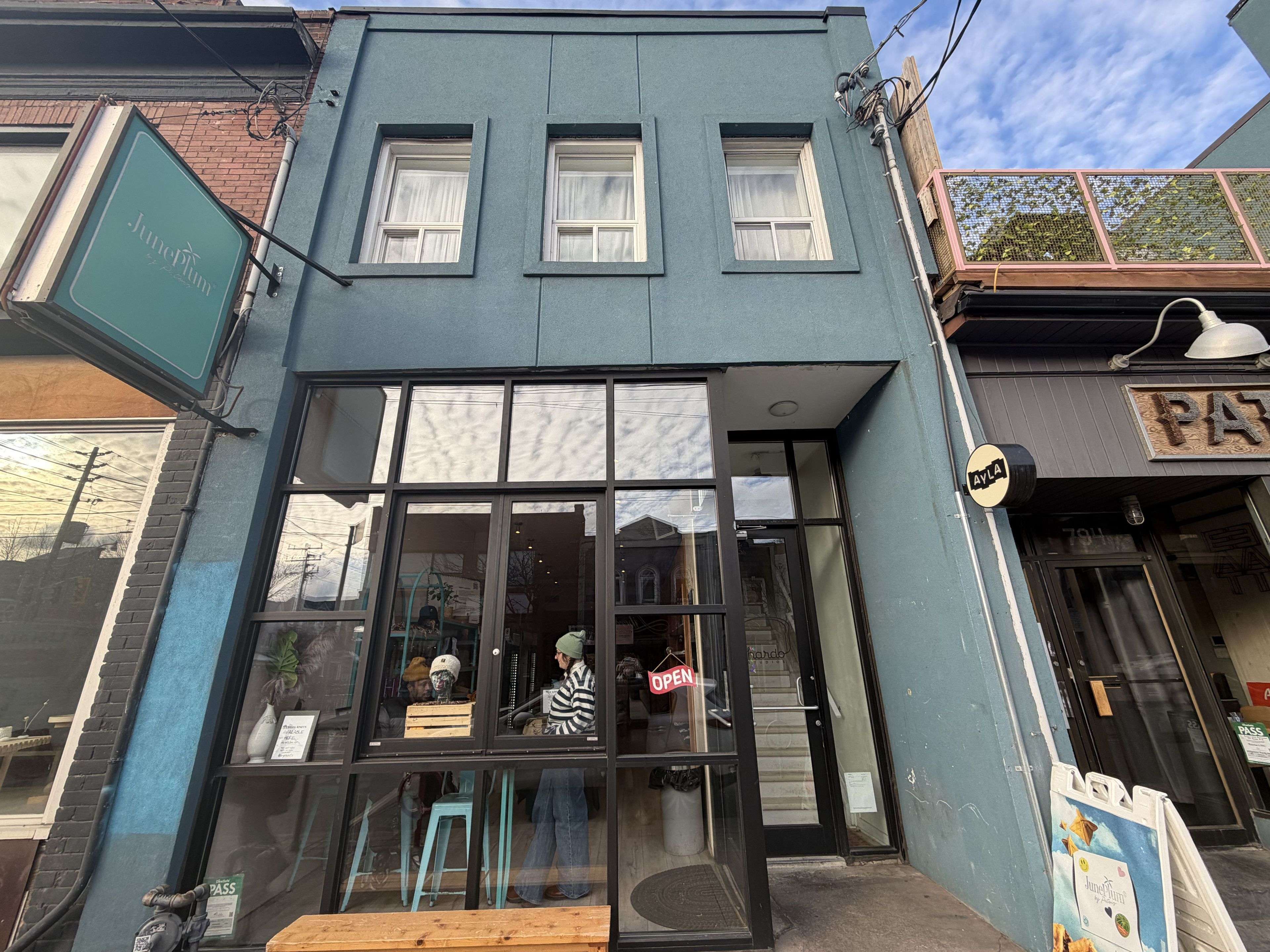 Toronto C01, ON M6J 1V1,796 Dundas ST W