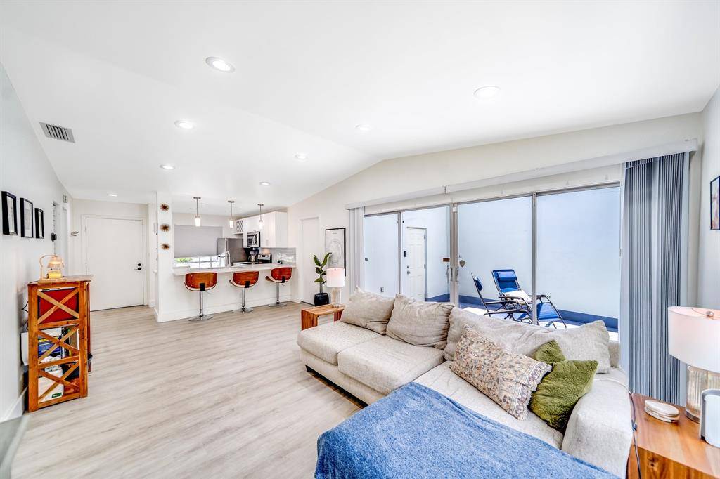 Pompano Beach, FL 33063,420 Lakewood Cir #B