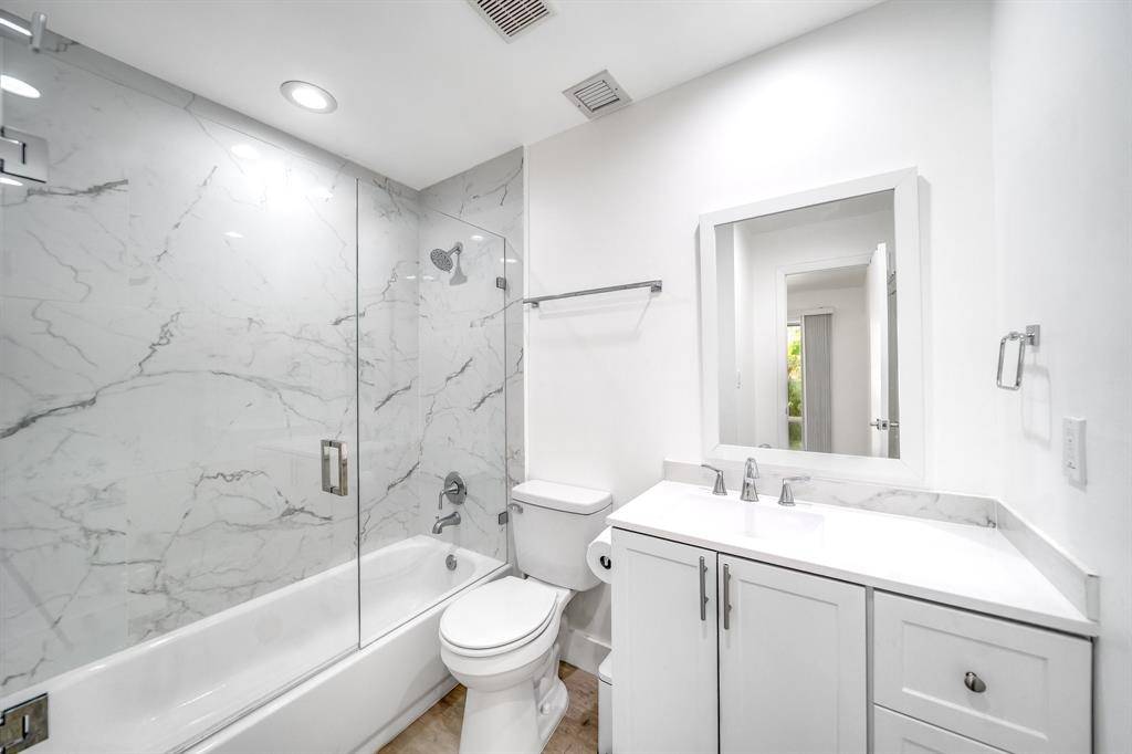 Pompano Beach, FL 33063,420 Lakewood Cir #B