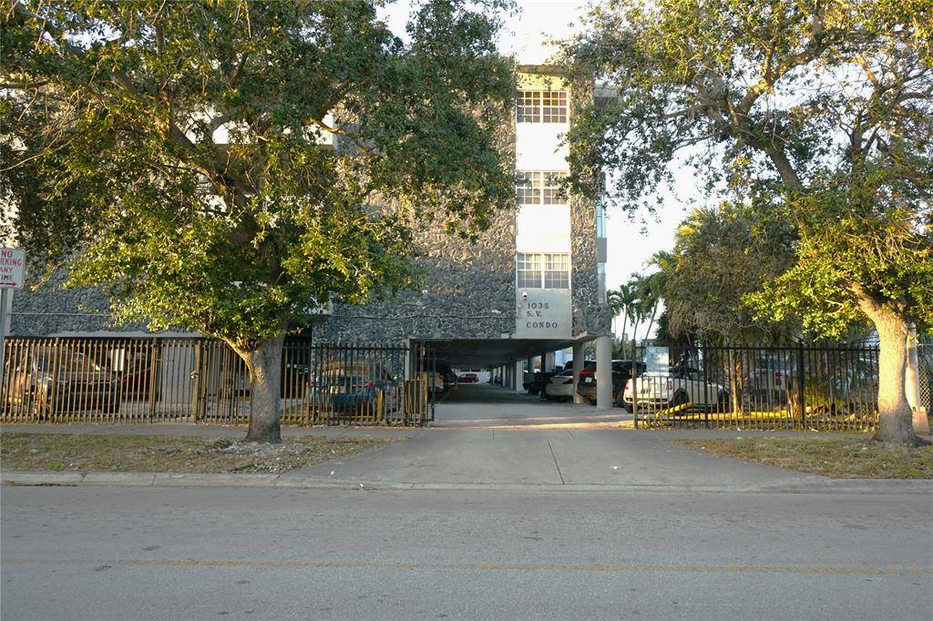 Hialeah, FL 33014,1035 W 77th St #208