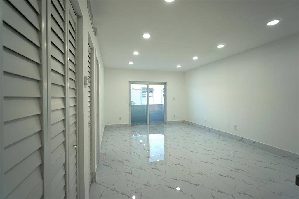 Hialeah, FL 33014,1035 W 77th St #208