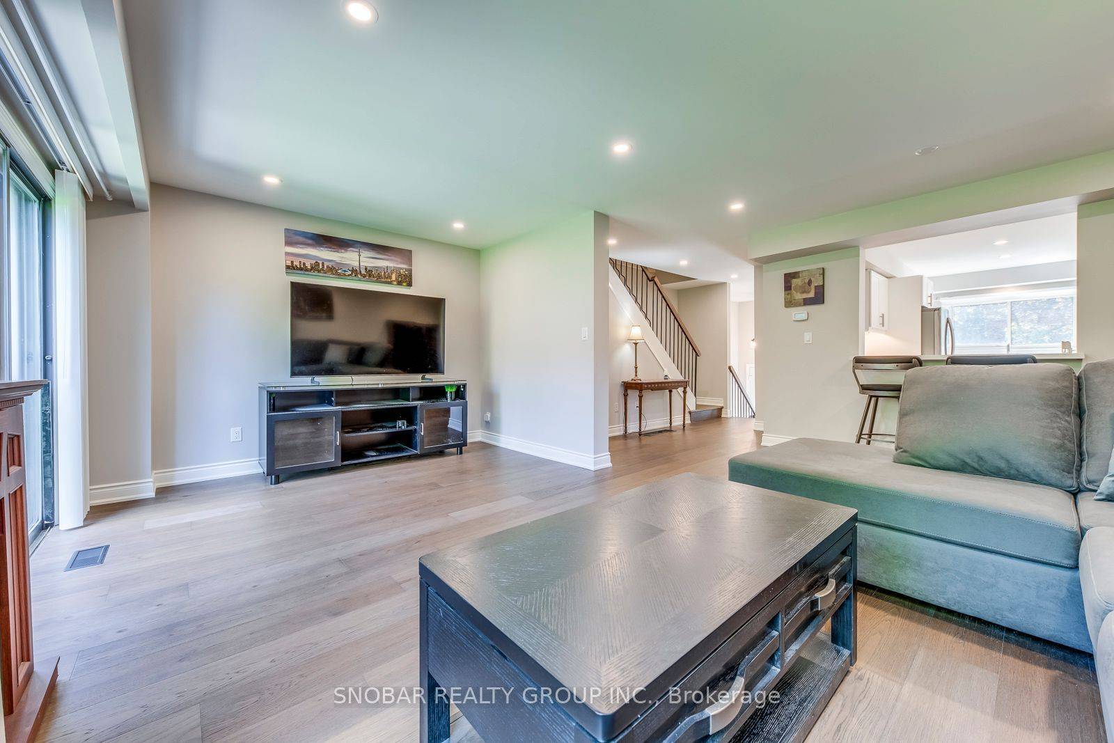 Toronto W09, ON M9P 3T4,35 Maple Branch PATH