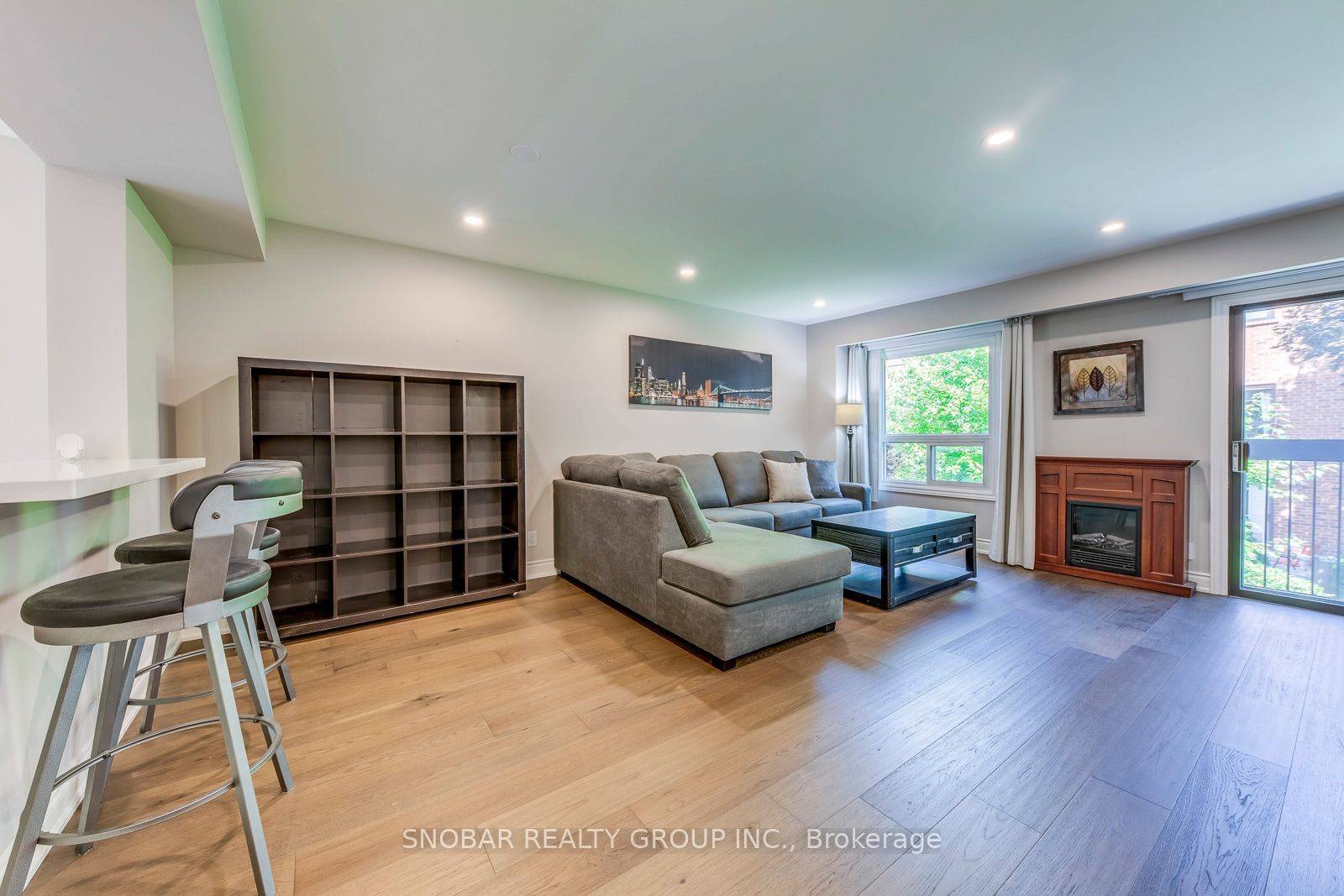 Toronto W09, ON M9P 3T4,35 Maple Branch PATH