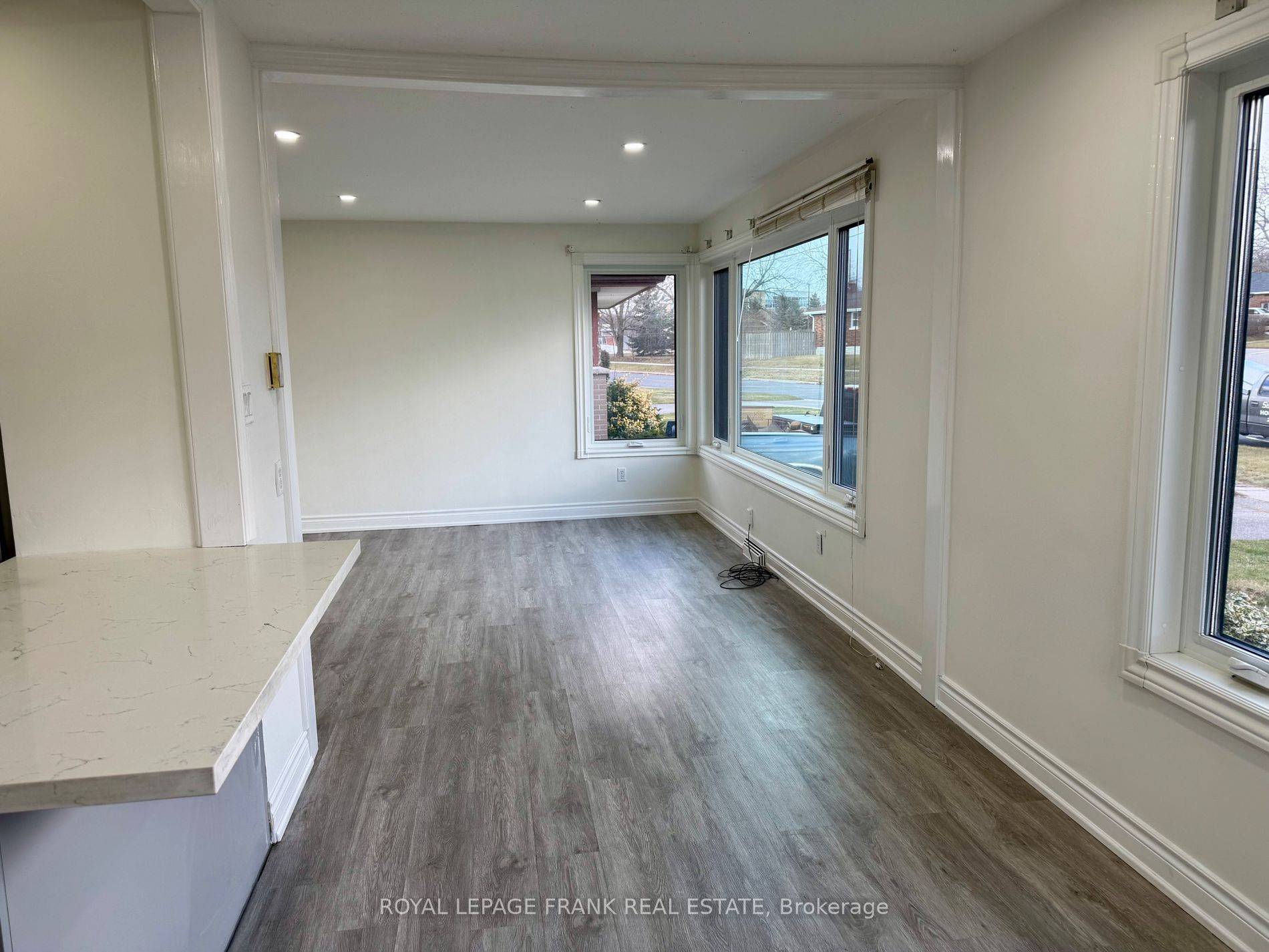 Oshawa, ON L1H 3Y5,181 Southlawn AVE #Main