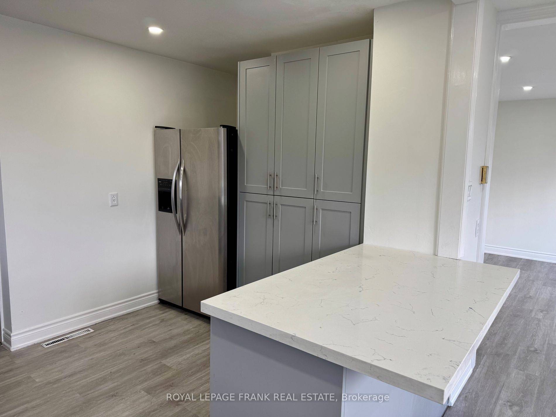 Oshawa, ON L1H 3Y5,181 Southlawn AVE #Main