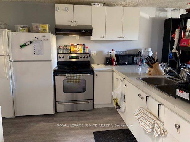 Barrie, ON L4M 5S8,65 Hickling TRL #Room #1