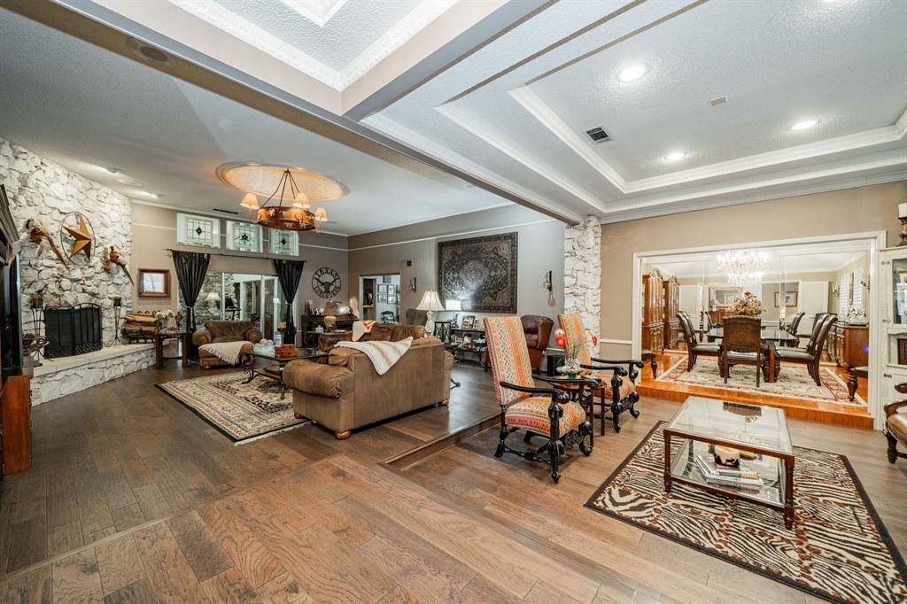 Dallas, TX 75243,9511 Fallbrook Drive