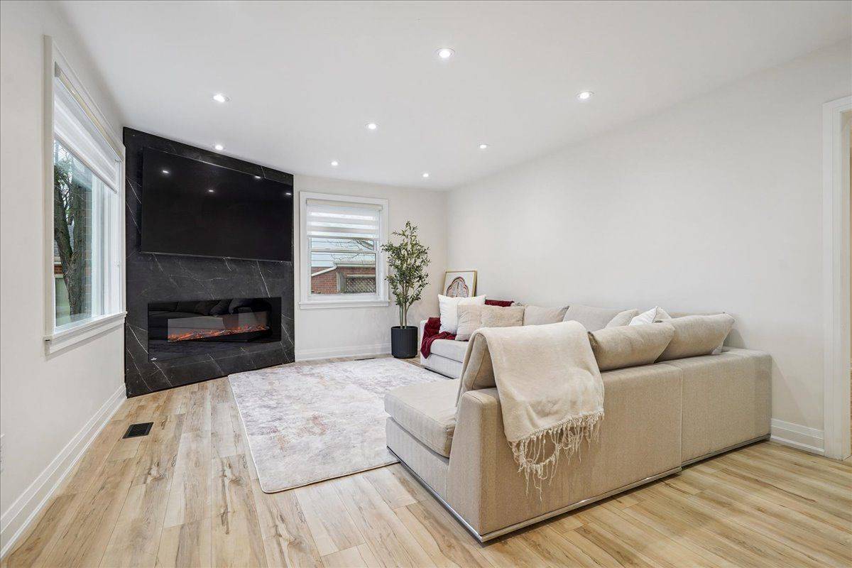 Brampton, ON L6Y 1C7,10 Harold ST