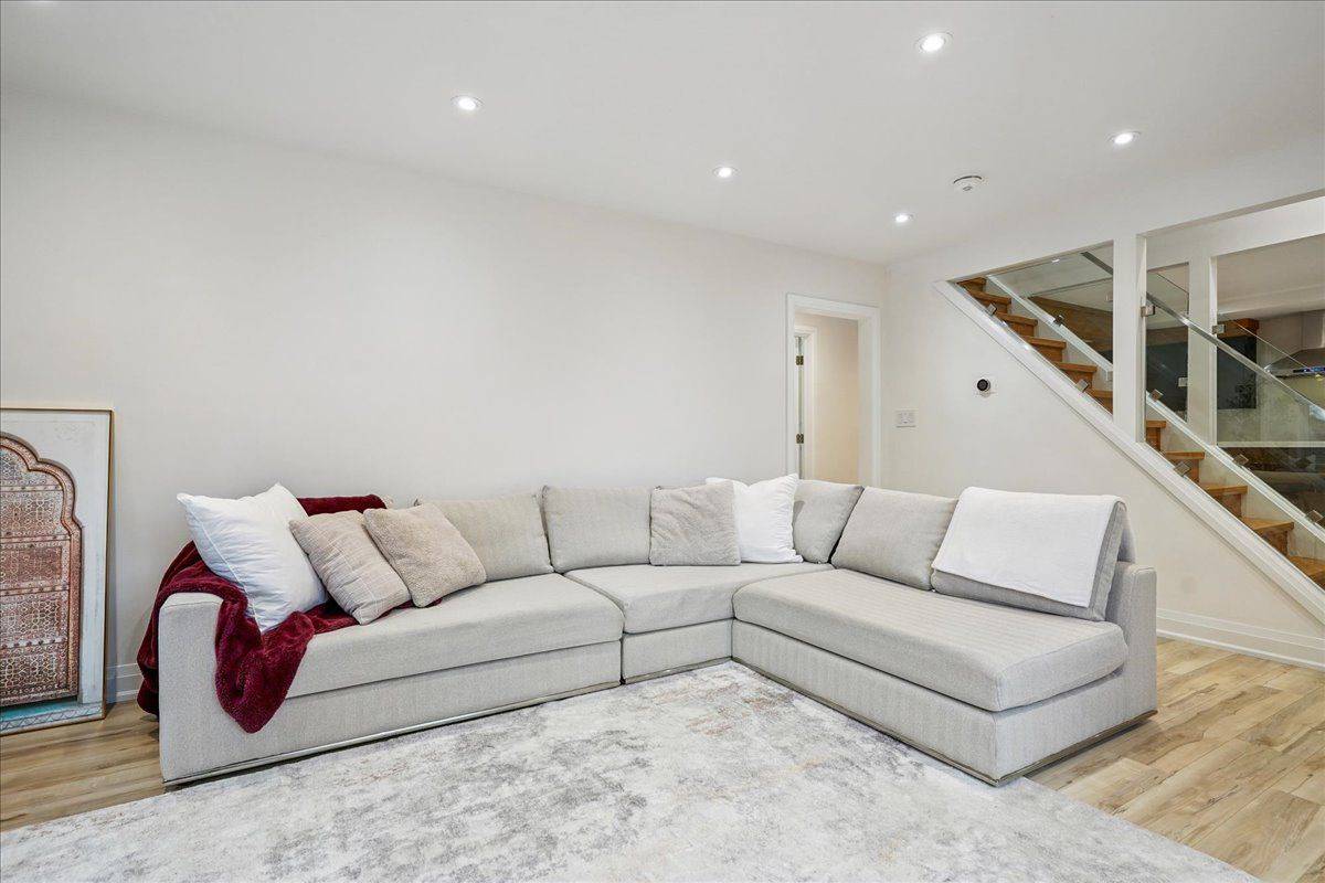 Brampton, ON L6Y 1C7,10 Harold ST