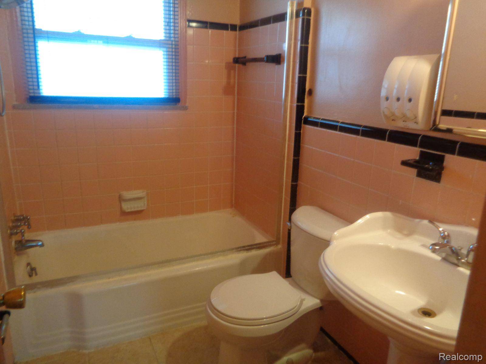 Detroit, MI 48219,19695 Riverview ST