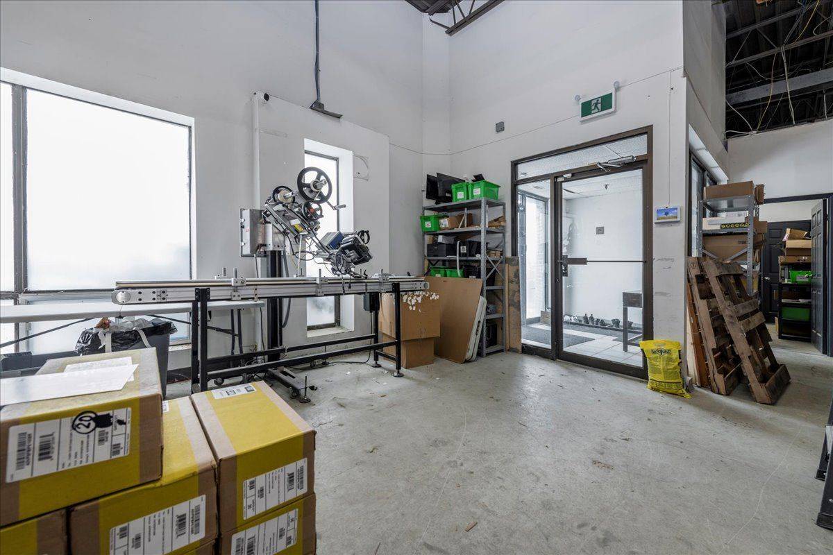 Barrie, ON L4M 5A5,18 Alliance BLVD #8/9