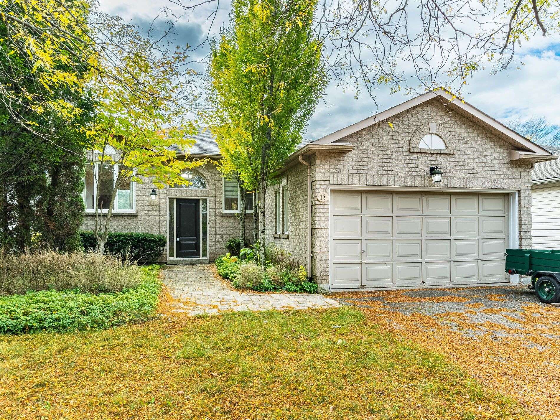 Pelham, ON L0S 1E4,18 Woodside SQ