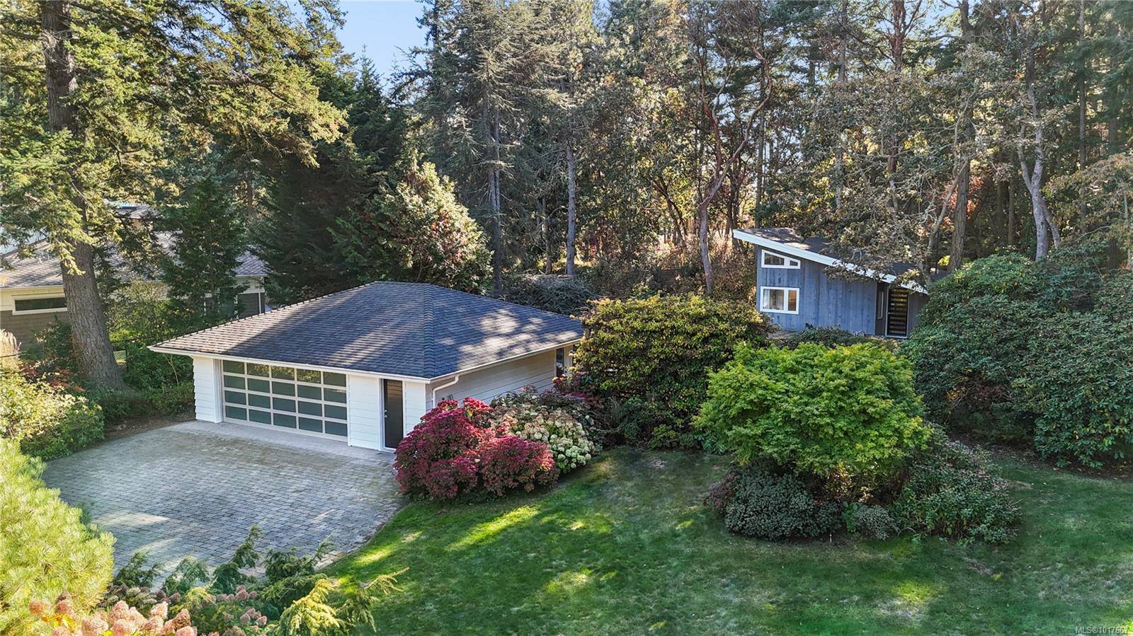 Saanich, BC V8N 1X6,2623 Queenswood Dr