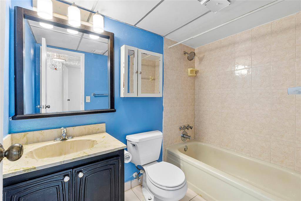 Lauderdale Lakes, FL 33311,2811 Somerset Dr #209