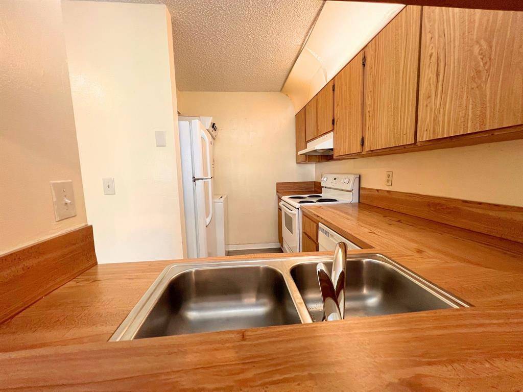 Coral Springs, FL 33071,843 Twin Lakes Dr #30B