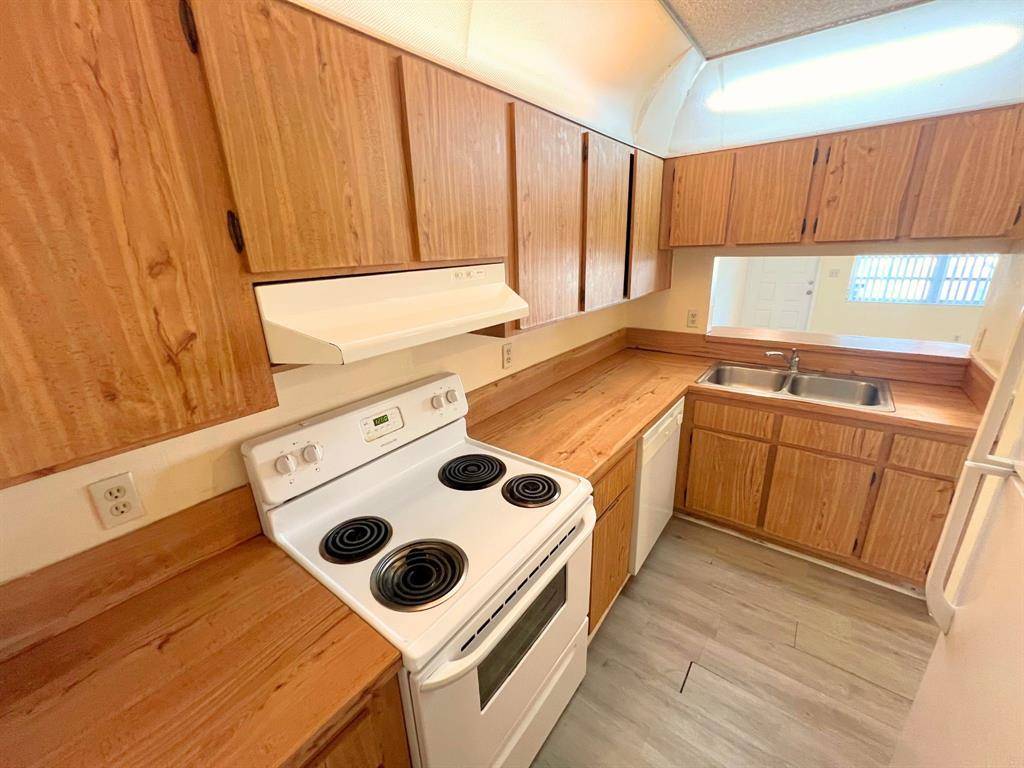 Coral Springs, FL 33071,843 Twin Lakes Dr #30B