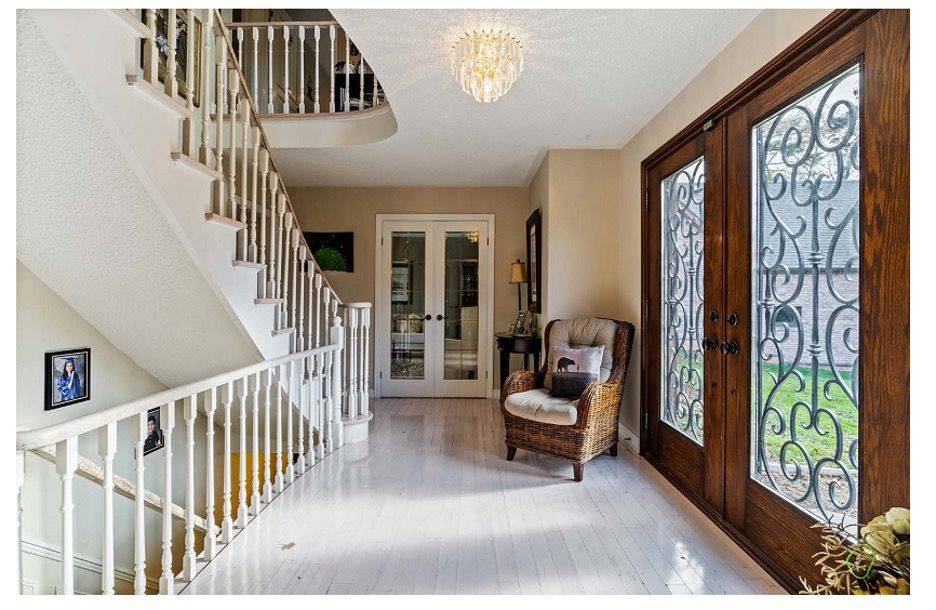 Mississauga, ON L5G 2V6,386 Pinetree WAY