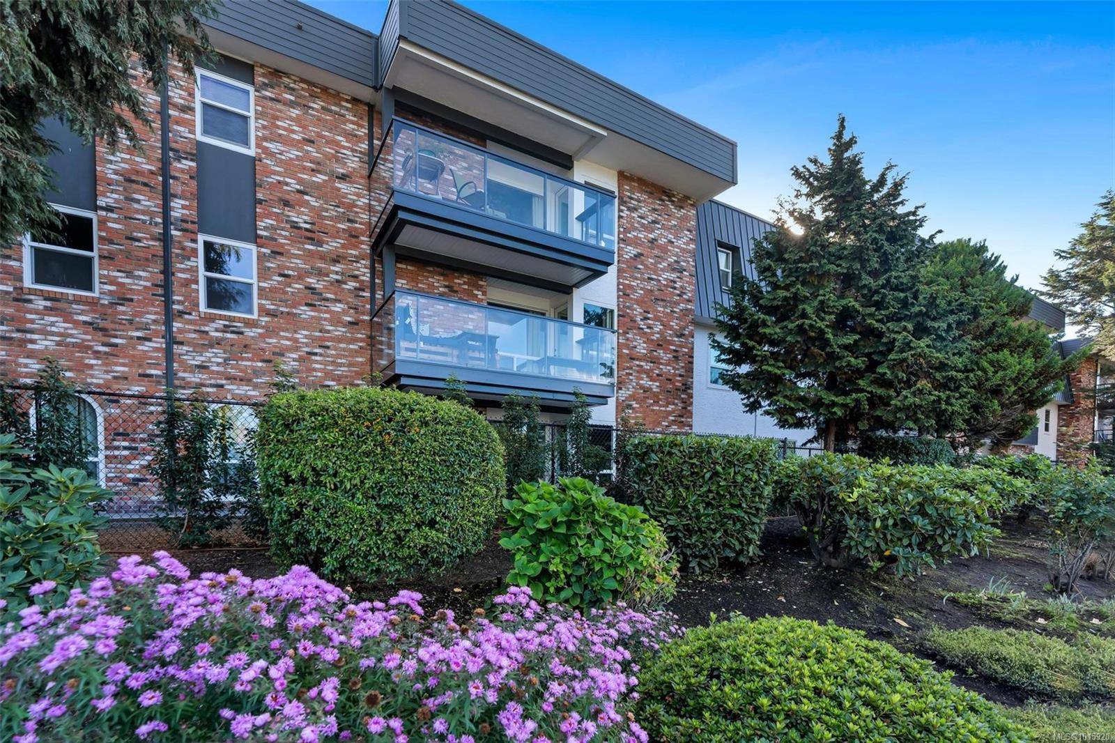 Saanich, BC V8P 2P8,1725 Cedar Hill Cross Rd #206