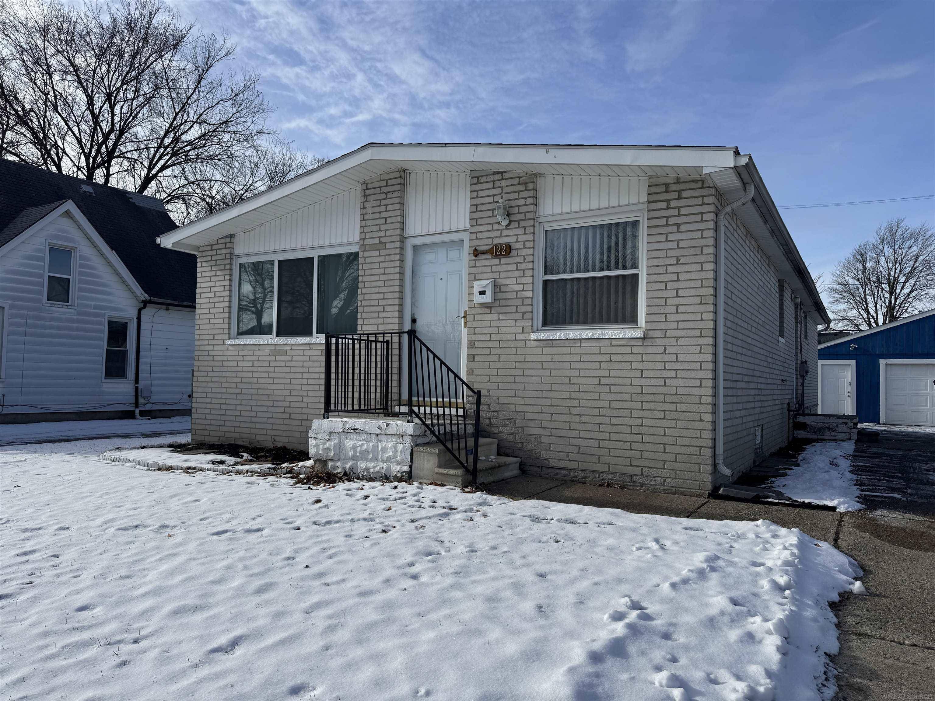 Mount Clemens, MI 48043,122 Meadle ST