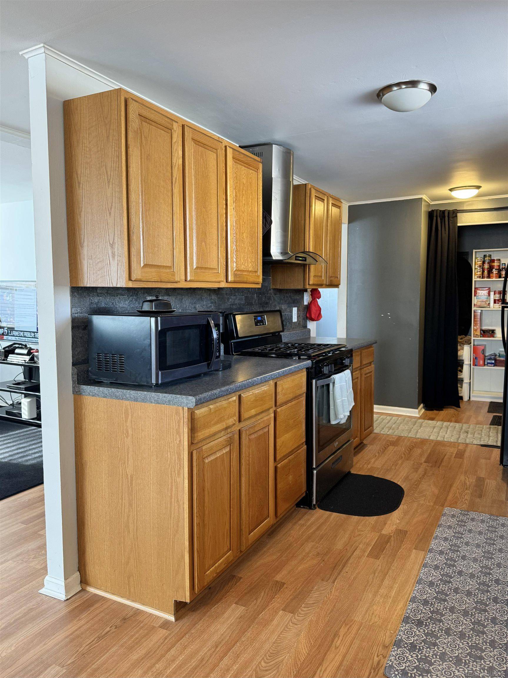 Mount Clemens, MI 48043,122 Meadle ST