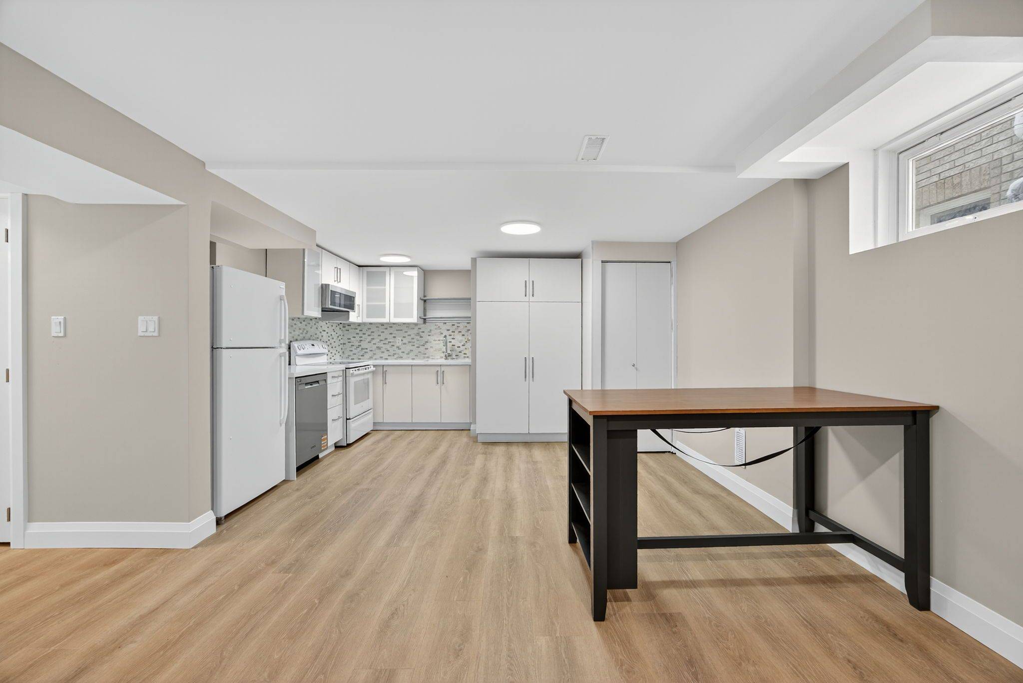 Barrie, ON L4N 5Y1,13 Michelle DR #Lower