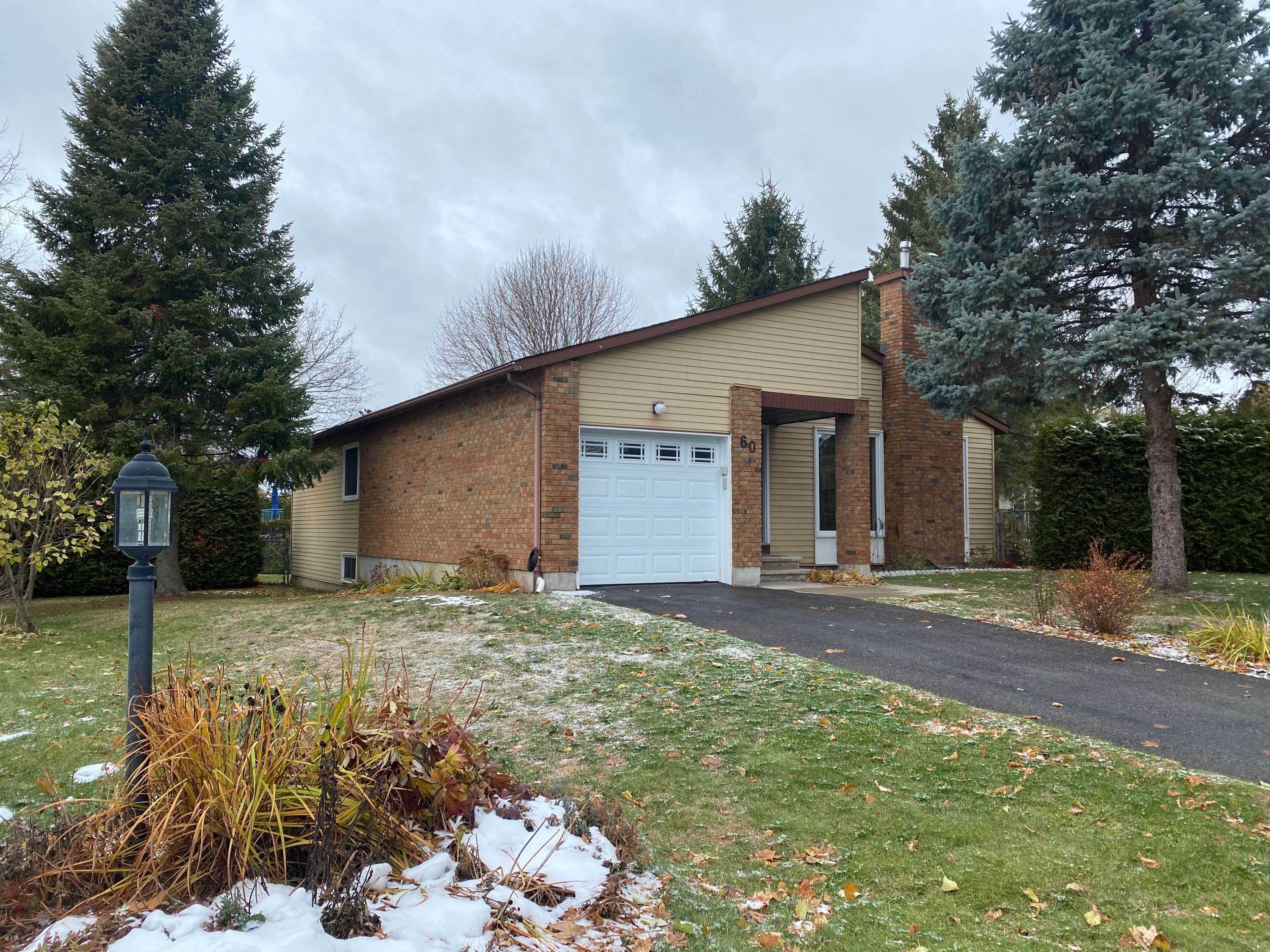 Barrhaven, ON K2J 2E1,60 Melville DR