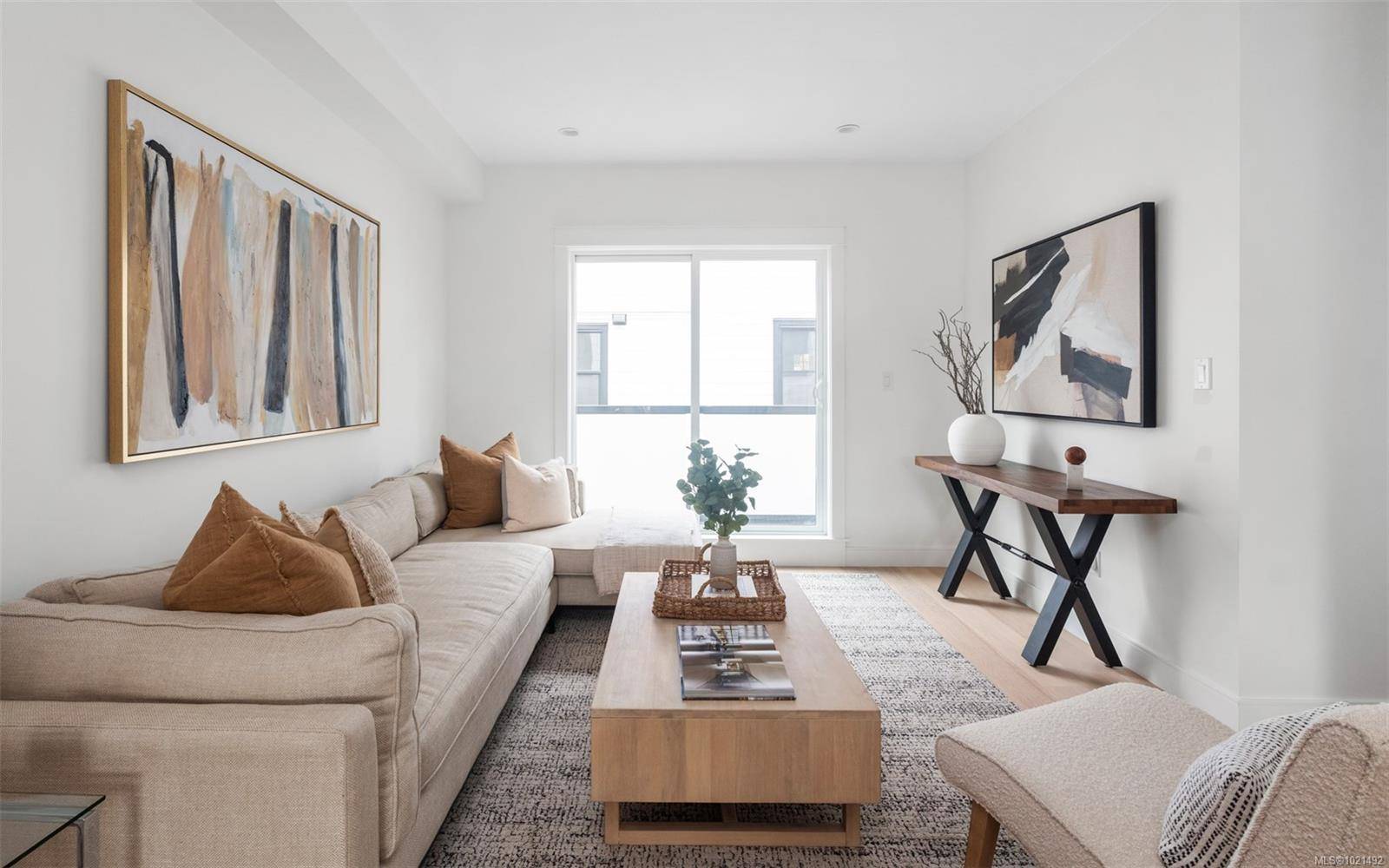 Esquimalt, BC V9A 5B7,820 Dunsmuir Rd #6