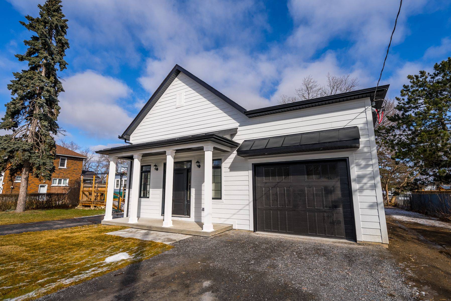 Oshawa, ON L1J 4Y1,127 Gibbons ST