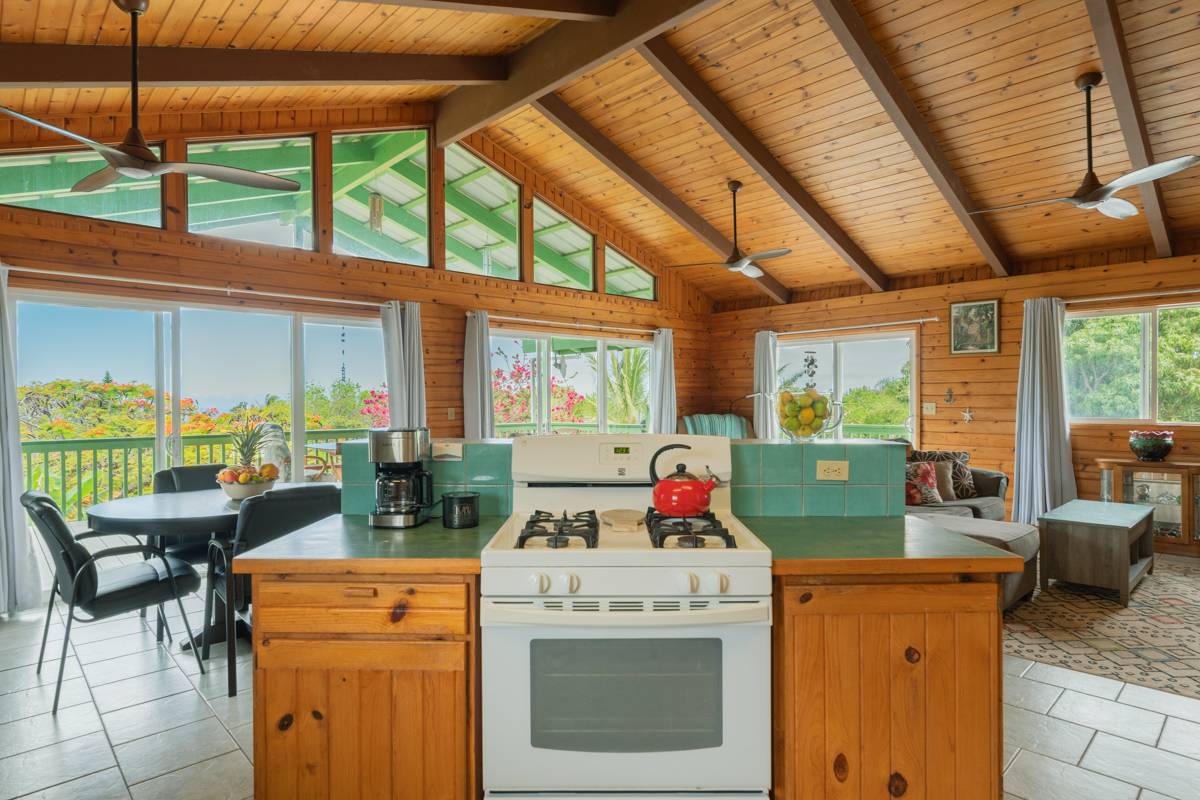 Naalehu, HI 96772,94-6529 MAKANIAKUA RD