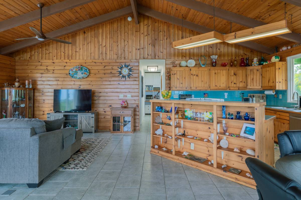 Naalehu, HI 96772,94-6529 MAKANIAKUA RD