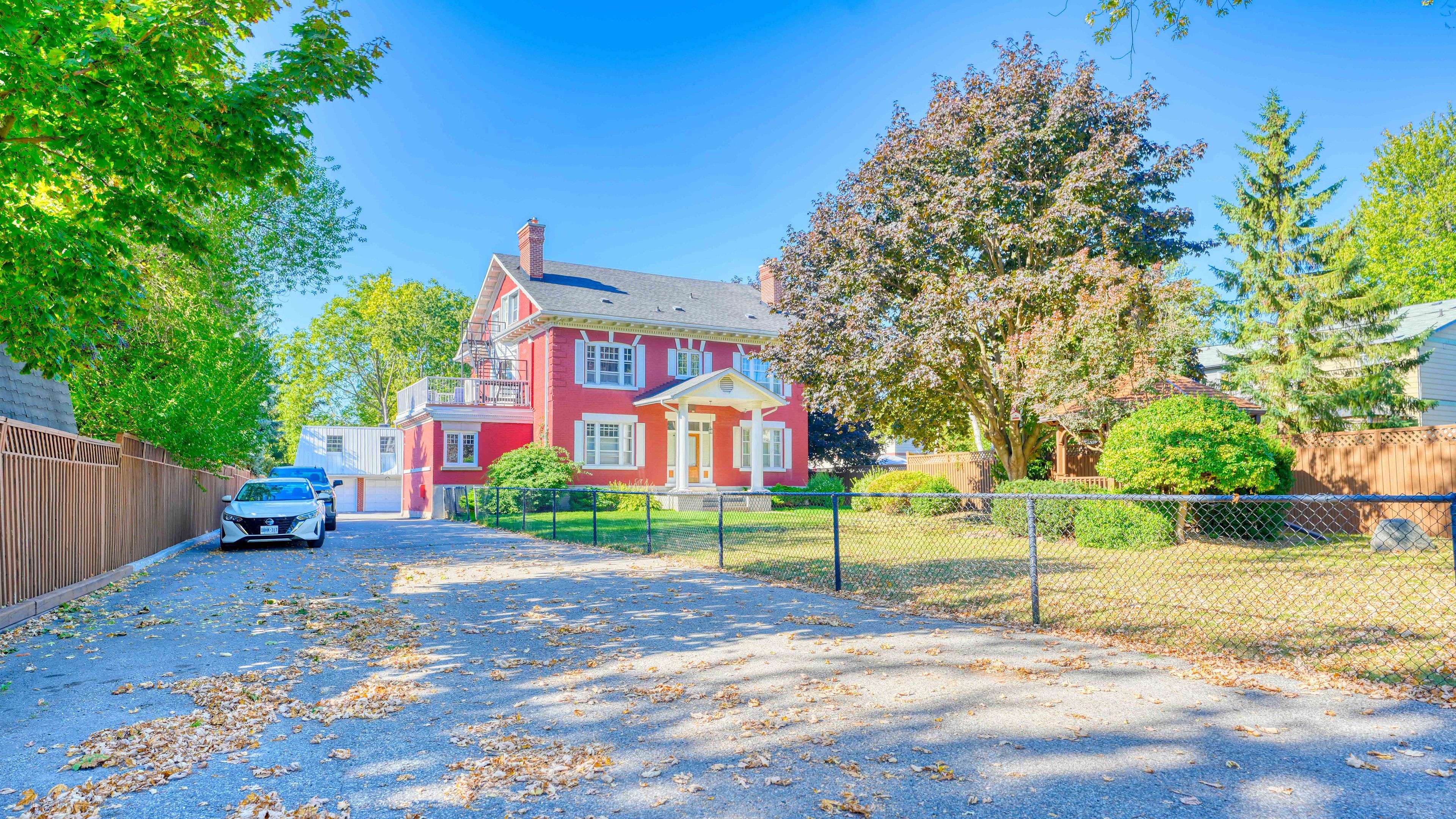 Oshawa, ON L1H 4L8,1110 Simcoe ST S #Upper #3